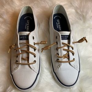 Sperry Topsiders💕